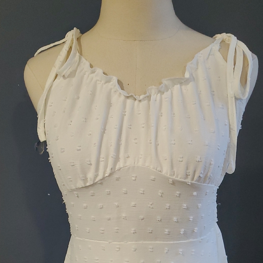 Elegant White Sleeveless Dress - Picture 5 of 15